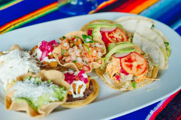 Tacos vegetarianos mexicanos em uma placa branca em um restaurante — Fotografia de Stock