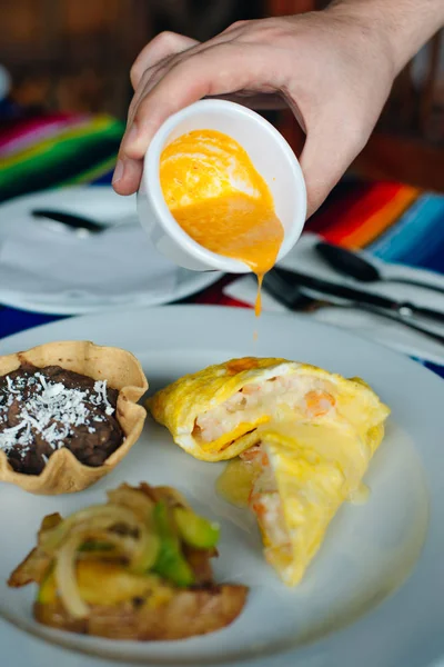 Dois deliciosos rolos mexicanos indígenas feitos com omelete de ovo com toupeira e cebola — Fotografia de Stock