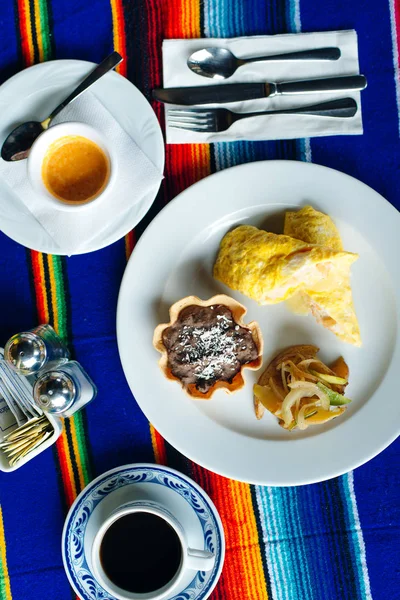 Dois deliciosos rolos mexicanos indígenas feitos com omelete de ovo com toupeira e cebola — Fotografia de Stock