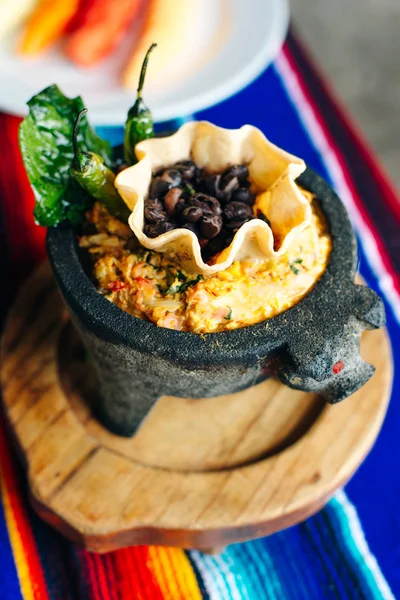 Arroz, feijão e pimentão em um prato tradicional mexicano. Comida mexicana — Fotografia de Stock