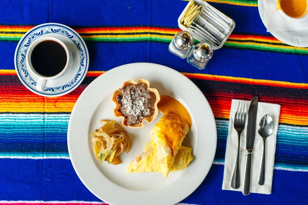 Két ízletes őshonos mexikói tekercs tojásos omlettből, anyajeggyel és hagymával — Stock Fotó