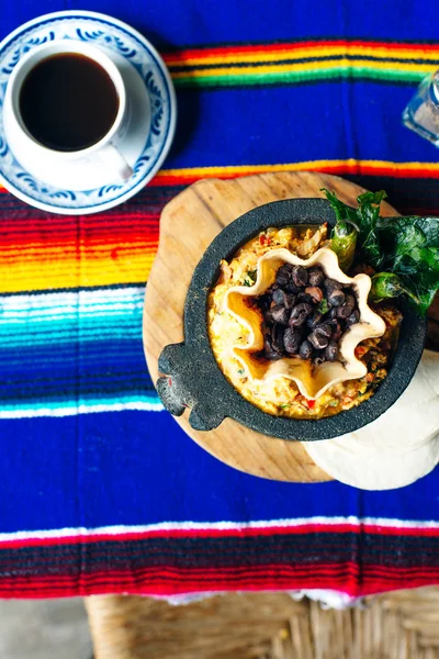 Arroz, feijão e pimentão em um prato tradicional mexicano. Comida mexicana — Fotografia de Stock