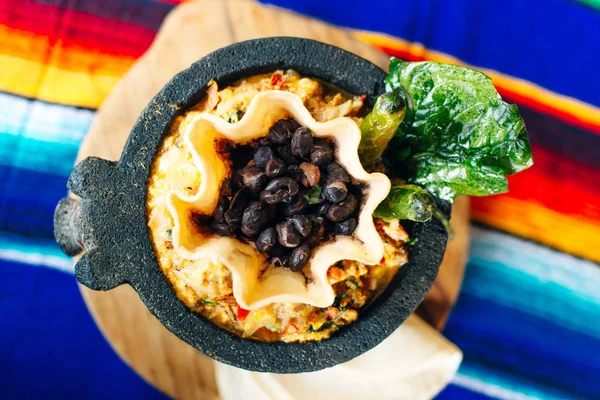 Ryż, fasola i papryka chili w tradycyjnym meksykańskim talerzu. Żywność meksykańska — Zdjęcie stockowe