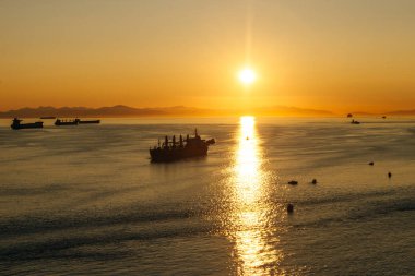 Geminin siluetiyle Altın Gün batımı denize düştü.
