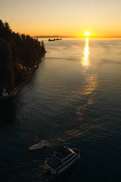 Vista aérea do barco em água azul clara ao pôr-do-sol no verão. Vancouver, Canadá — Fotografia de Stock