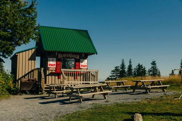 Vancouver, Colombie-Britannique, Canada - SEptember, 2019 Grouse Mountain shop cafe en été — Photo