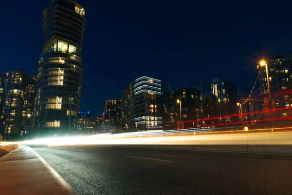 В центре Ванкувера ночью с переездом автомобилей — стоковое фото