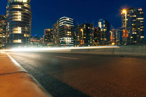 Centrum vancouver på natten med förflyttning av bilar — Stockfoto