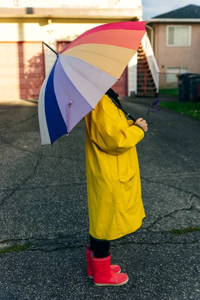 Menina sob um guarda-chuva multi-colorido. imagem brilhante — Fotografia de Stock