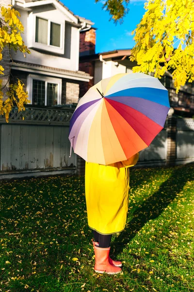 Menina sob um guarda-chuva multi-colorido. imagem brilhante — Fotografia de Stock