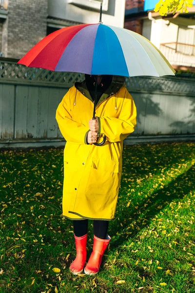 Menina sob um guarda-chuva multi-colorido. imagem brilhante — Fotografia de Stock