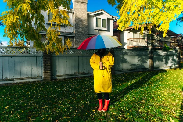 Menina sob um guarda-chuva multi-colorido. imagem brilhante — Fotografia de Stock
