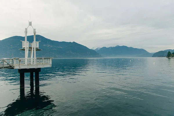 Deck de observação no lago. marina — Fotografia de Stock