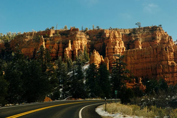 A 14-es főúton, a Cédruskanyonon át a Cédrusliget és a Bryce Canyon Nemzeti Park felé.. — Stock Fotó