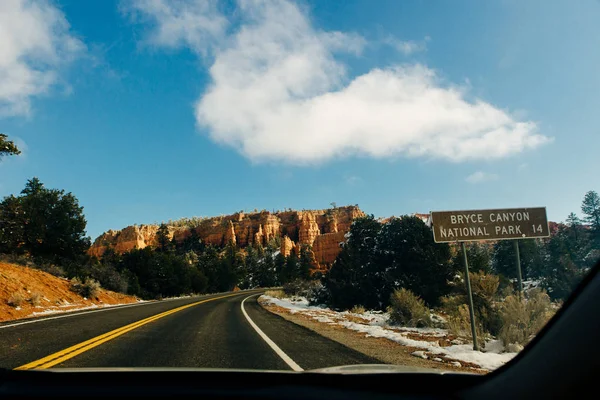 Malerische Nebenstraße auf dem Highway 14 durch Zedernschlucht in Richtung Zedernbruch und Bryce-Canyon-Nationalpark. — Stockfoto