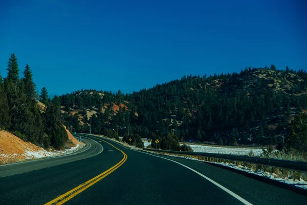 Malerische Nebenstraße auf dem Highway 14 durch Zedernschlucht in Richtung Zedernbruch und Bryce-Canyon-Nationalpark. — Stockfoto