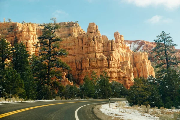 Scenic byway on Highway 14 through Cedar Canyon toward Cedar Breaks and Bryce Canyon National Park. — Stock Photo, Image