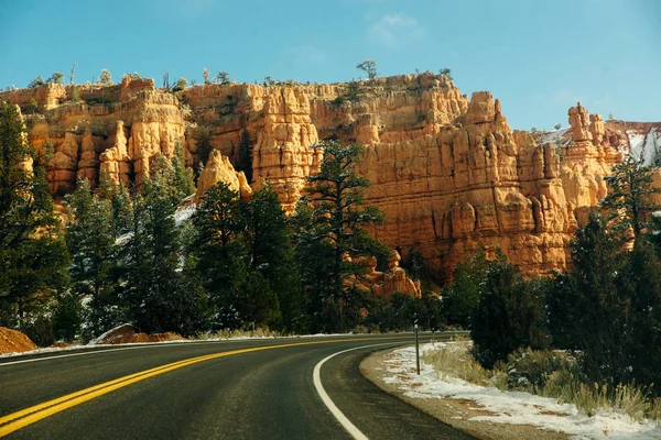 Scenic byway på Highway 14 genom Cedar Canyon mot Cedar Breaks och Bryce Canyon National Park. — Stockfoto