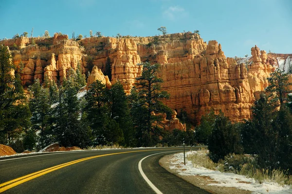 Via rápida na estrada 14 através do Cedar Canyon em direção a Cedar Breaks e Bryce Canyon National Park . — Fotografia de Stock