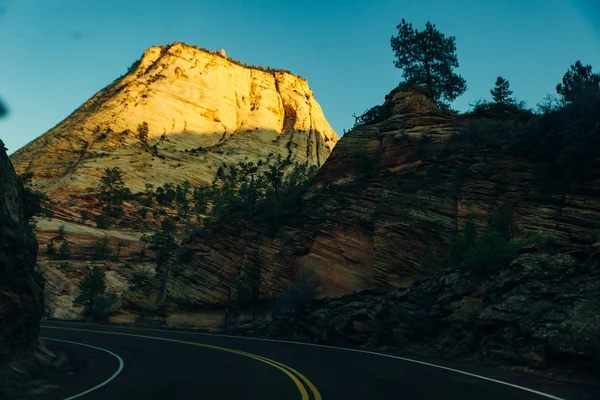 Estrada em Zion National Park é um parque nacional americano localizado no sudoeste de Utah, perto da cidade de Springdale — Fotografia de Stock