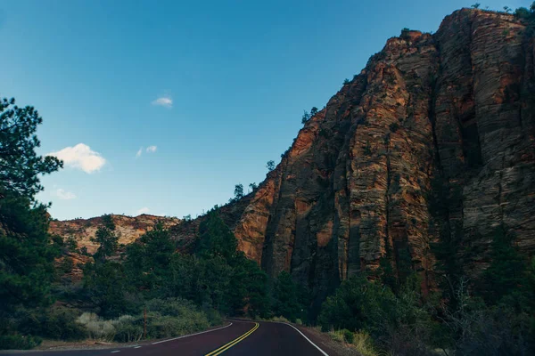 Strada su Zion National Park è un parco nazionale americano situato nel sud-ovest dello Utah vicino alla città di Springdale — Foto Stock