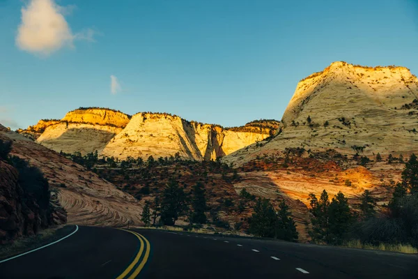 Droga na Zion National Park to amerykański park narodowy położony w południowo-zachodniej Utah w pobliżu miasta Springdale — Zdjęcie stockowe