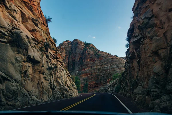 Road on Zion National Park is an American national park located in southwestern Utah near the town of Springdale — Stock Photo, Image