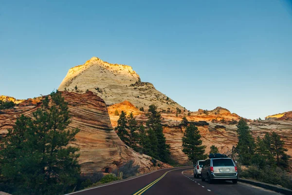 Straße auf zion Nationalpark im Südwesten utah in der Nähe der Stadt Springdale, USA - Dezember 2019 — Stockfoto