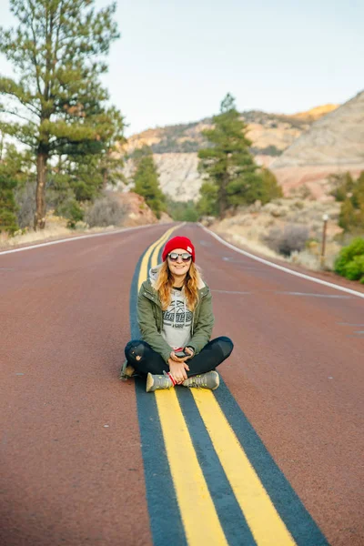 Дівчинка сидить на дорозі в Сіонському національному парку на південному заході штату Юта поблизу міста Спрінгдейл. — стокове фото