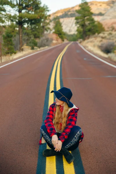 Lány ül az úton a Zion Nemzeti Park délnyugati Utah város közelében Springdale — Stock Fotó