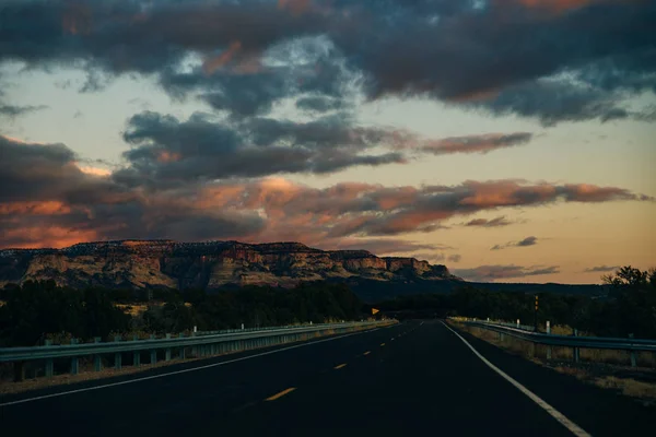 Straße im Zion Nationalpark bei Sonnenuntergang, USA — Stockfoto