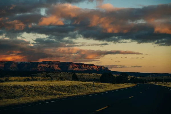 Straße im Zion Nationalpark bei Sonnenuntergang, USA — Stockfoto