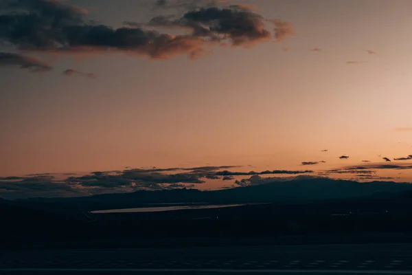 Zonsondergang uitzicht weg naar de beroemde Hoover Dam in Nevada — Stockfoto