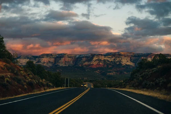 Carretera en el Parque Nacional de Zion al atardecer, EE.UU. —  Fotos de Stock