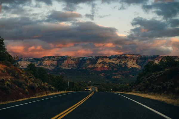 Straße im Zion Nationalpark bei Sonnenuntergang, USA — Stockfoto