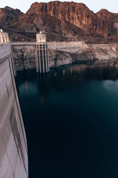 Vista nocturna de la famosa presa Hoover en Nevada — Foto de Stock