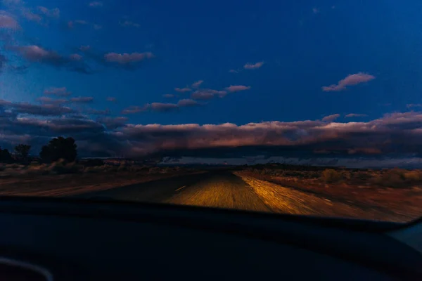 Road in Zion National Park on sunset, сша — стоковое фото