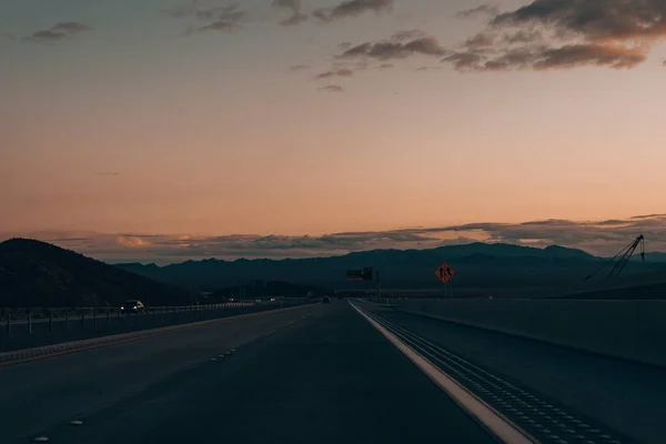 Sonnenuntergang Blick Straße zum berühmten Staudamm bei Nevada — Stockfoto