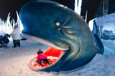 Montreal, Kanada - Dacabra 2019 bir balina heykeli. Çocuklara tırmanabileceğin bir ağız.