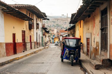 kahamarca, Peru - Kasım, 2019 tuk tuk on street in Latin amerika