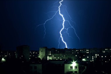 Şimşek ve Şimşek. Şehirdeki binaların üzerinde gece fırtınası.