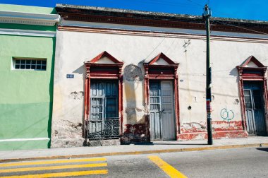 Merida, Yucatan 'da sokakta süslemeli güzel renkli eski evler - Aralık, 2019
