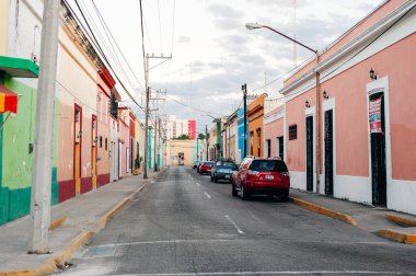 Merida, Yucatan 'da sokakta süslemeli güzel renkli eski evler - Aralık, 2019