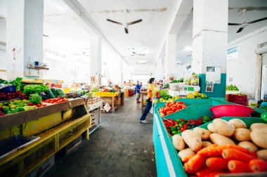 Meksika Chetumal 'daki yeşil sebze pazarındaki insanlar - Aralık, 2019