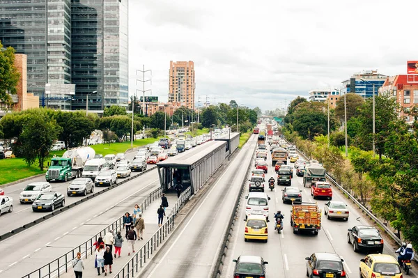 Bogota, Kolombiya - Şubat 2019 Kırmızı toplu taşıma Transmilenio 'nun ana yol portresi