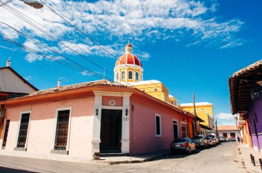 Granada, Nikaragua 'da mavi gökyüzüne karşı sarıyla süslenmiş Granada Katedrali - Aralık, 2019