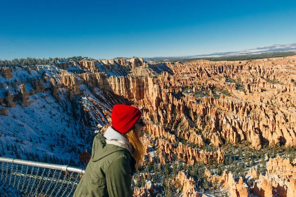 Lány utazó nézetben a Bryce Canyon Nemzeti Park Utah — Stock Fotó