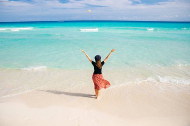 Okyanusun arka planında şapkalı bir kız. Güzel kız denize bakıyor.. 