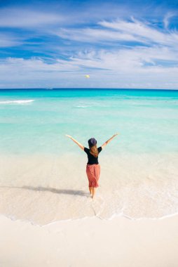Okyanusun arka planında şapkalı bir kız. Güzel kız denize bakıyor.. 
