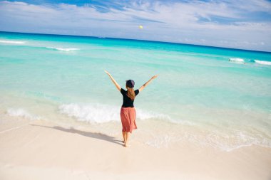 Okyanusun arka planında şapkalı bir kız. Güzel kız denize bakıyor.. 